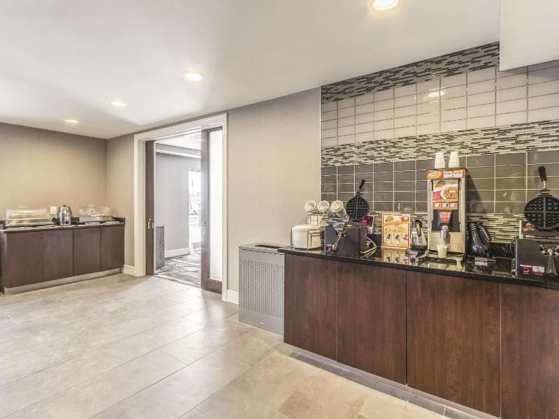 La Quinta Inn & Suites by Wyndham Cleveland - Airport North - image 38