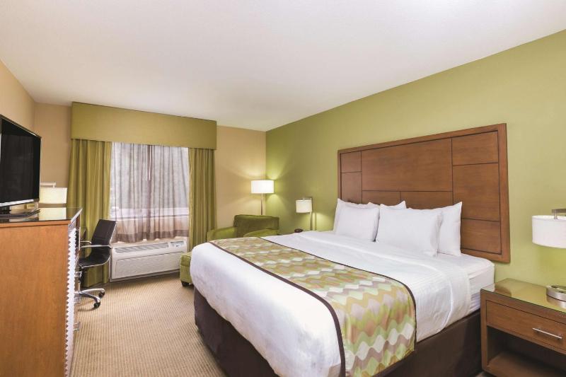 La Quinta Inn & Suites by Wyndham Austin North - image 8