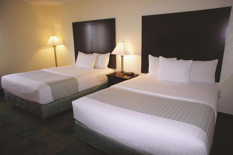 Standard Queen Room with Two Queen Beds image 2