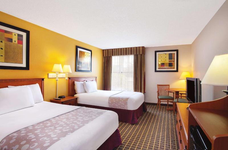 Double Room with Two Double Beds - Disability Access (No Resort Fee) image 3