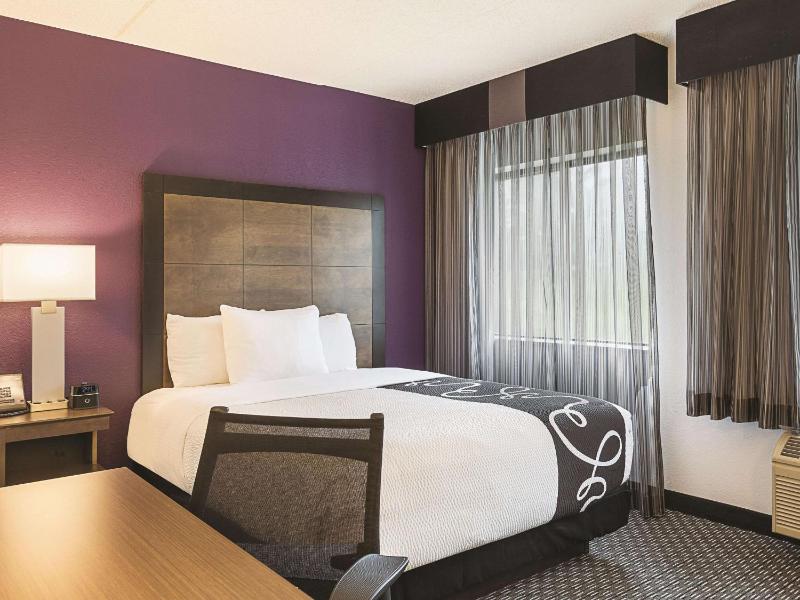Standard Room 1 Queen Bed image 3