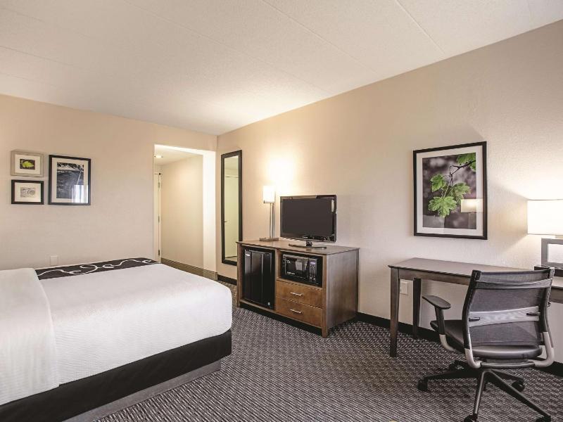 King Room - Non-Smoking image 3