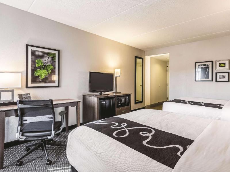 Deluxe Queen Room with Two Queen Beds - Non-Smoking image 3