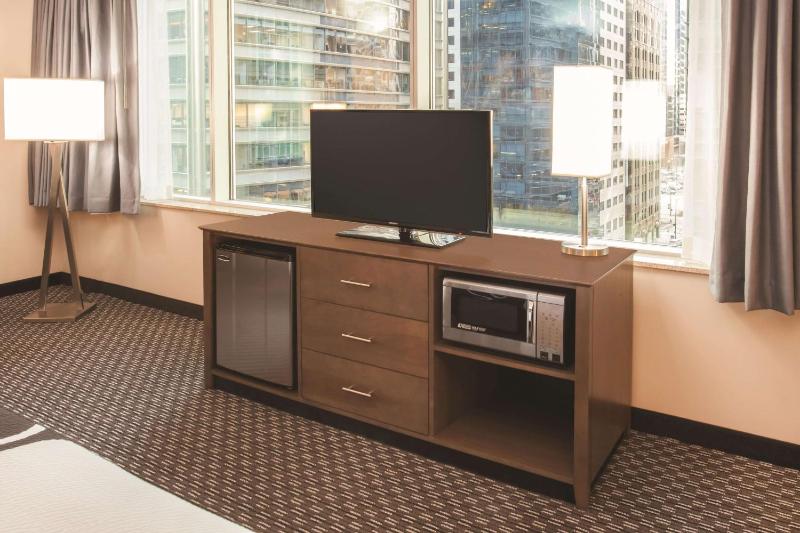 Executive King Room with Sofa Bed image 3