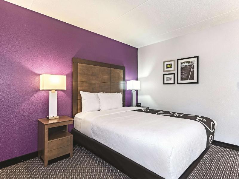Queen Room - Disability Access image 2