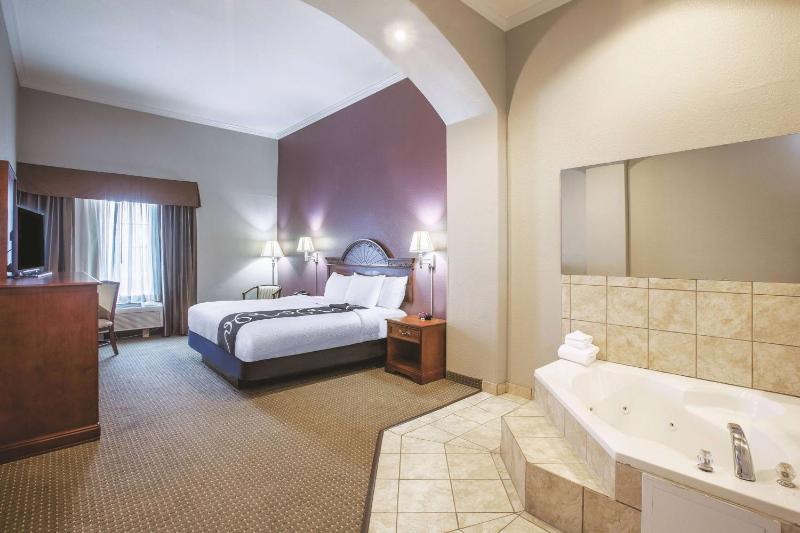Deluxe King Room - Non-Smoking image 1