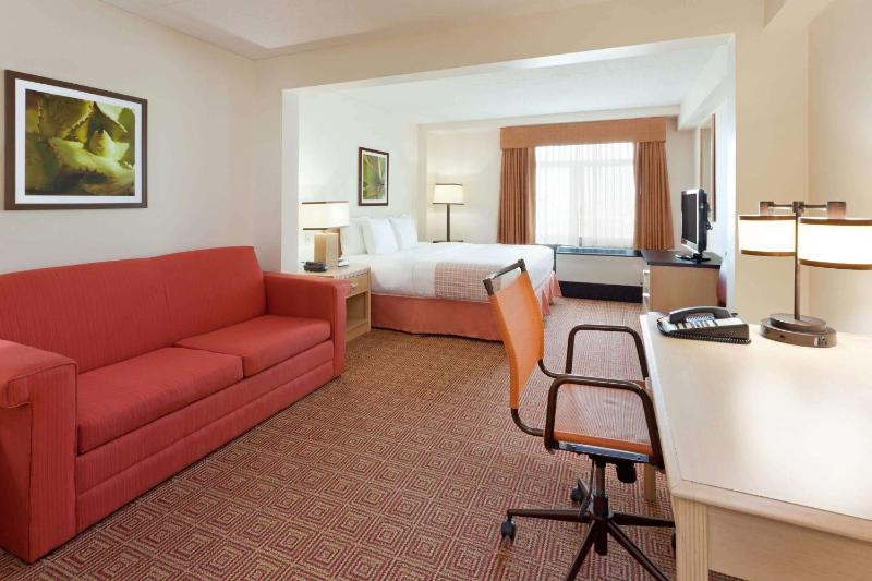 Deluxe King Room with Sofa Bed - Non-Smoking image 3