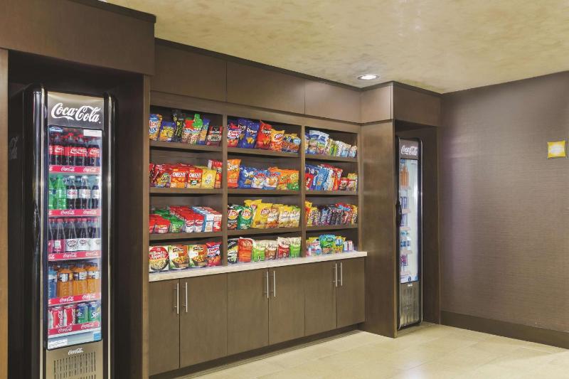 La Quinta Inn & Suites by Wyndham Austin North - image 2