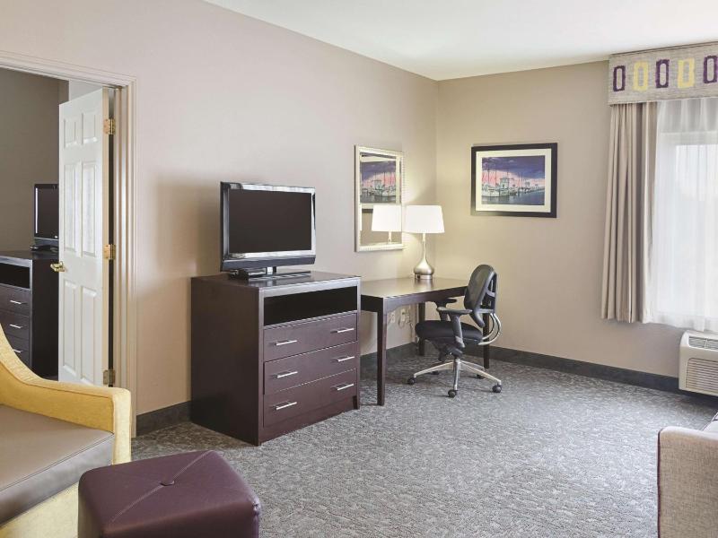 King Suite - Non-Smoking image 4
