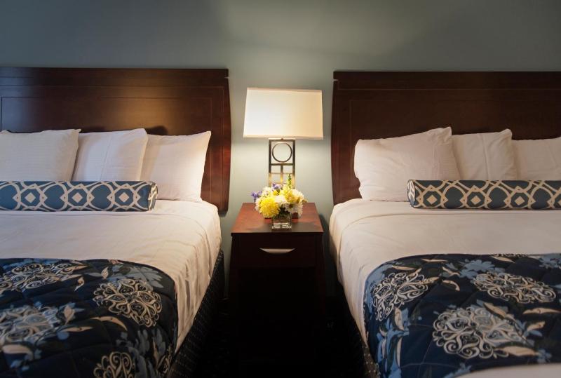 Queen Room with Two Queen Beds image 3