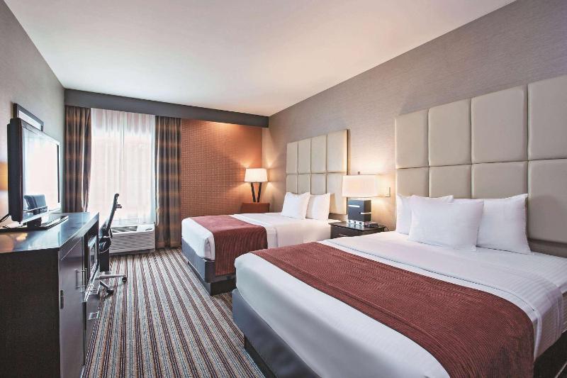 Queen Room with Two Queen Beds - Non-Smoking image 2