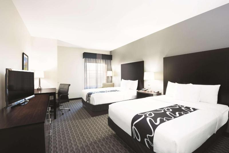 Queen Room with Two Queen Beds image 2