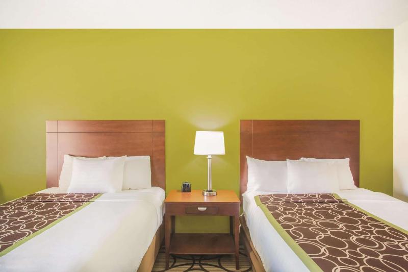 Queen Room with Two Queen Beds - (Pet Friendly 1st Floor only) - Non-Smoking image 2