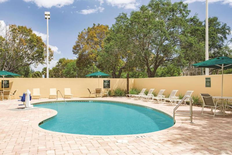 La Quinta Inn & Suites by Wyndham Fort Lauderdale Tamarac - image 3