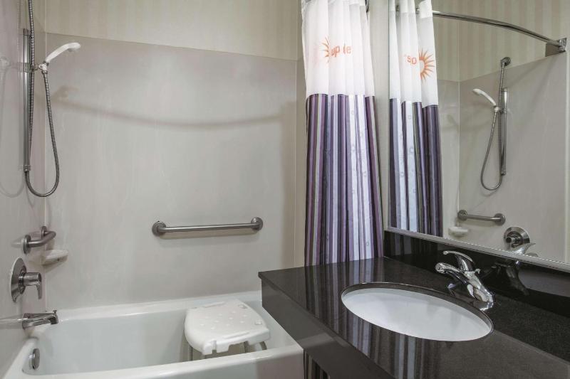 Double Room with Two Double Beds - Disability Access image 3