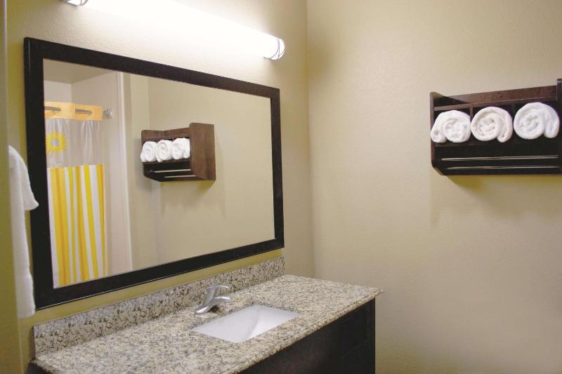 Deluxe Queen Room with Two Queen Beds image 2
