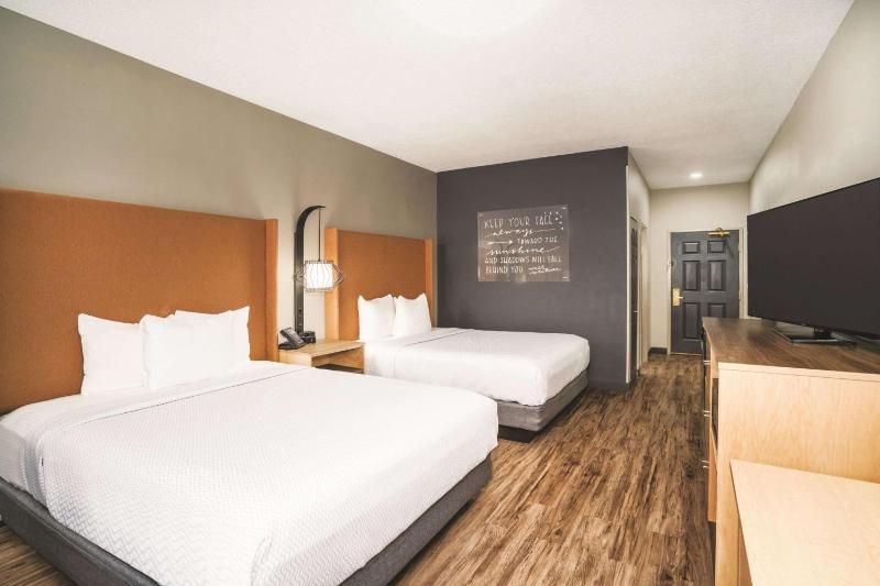 Queen Room with Two Queen Beds image 1
