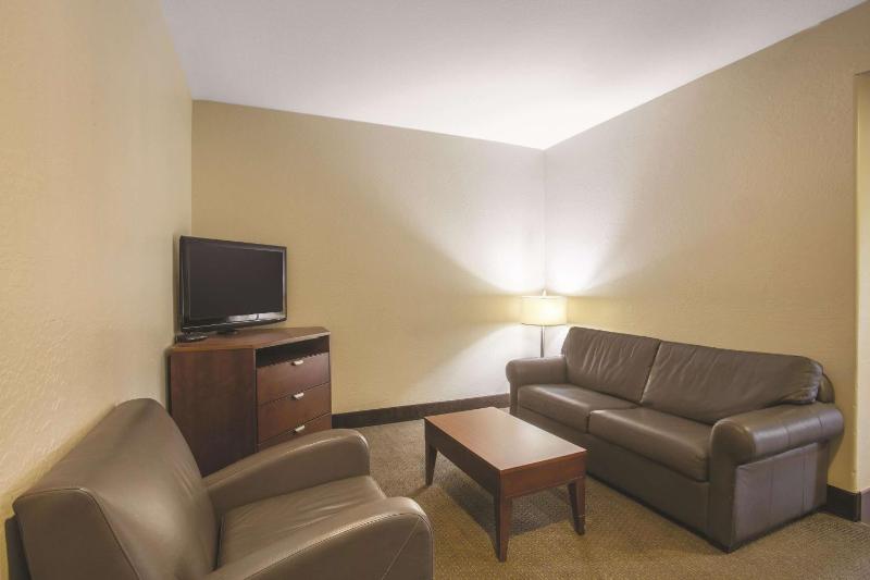 King Suite - Pet Friendly 1st Floor Only - Non-Smoking image 2
