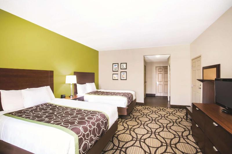 Queen Room with Two Queen Beds - (Pet Friendly 1st Floor only) - Non-Smoking image 2