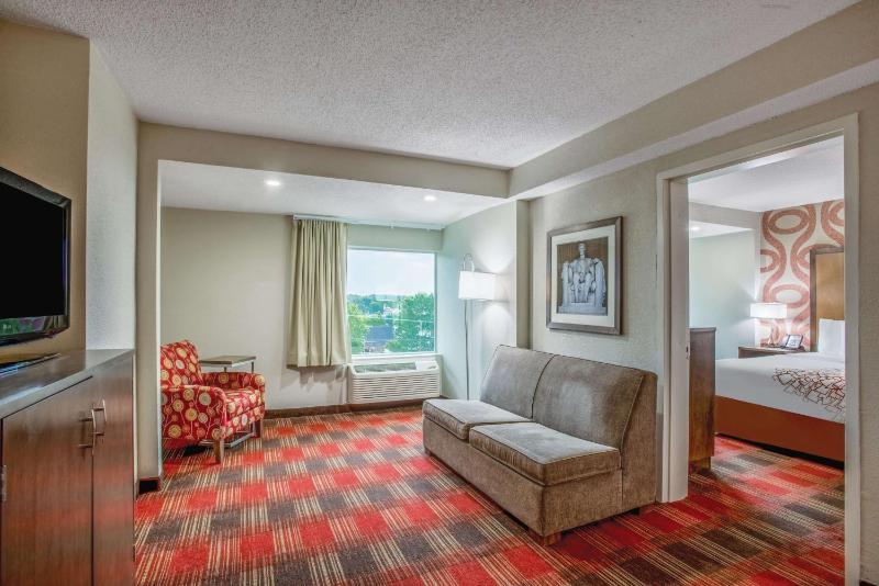 One-Bedroom King Suite - Non-Smoking image 2