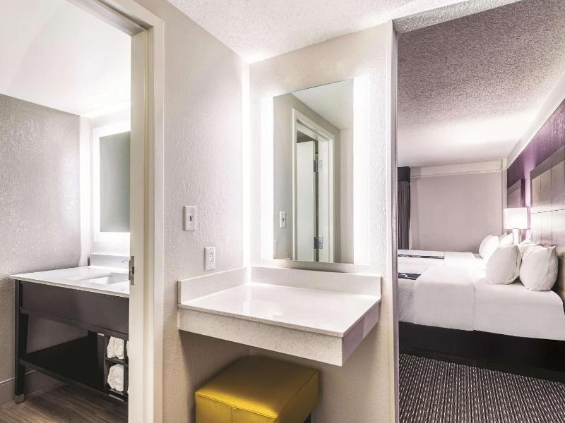 One Bedroom Suite with Two Queen Beds -  Non-Smoking image 2