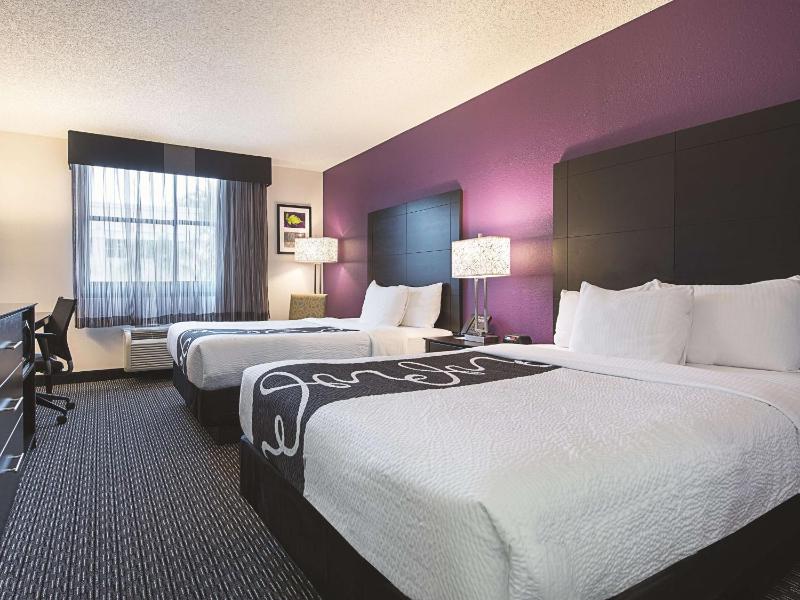 Deluxe Double Room with Two Double Beds image 2