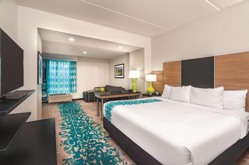 Executive King Room with Sofa Bed image 4