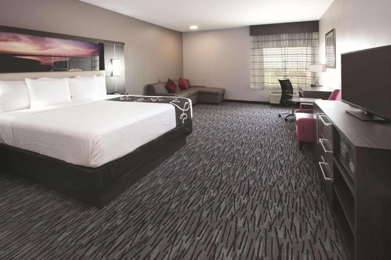 1 King Bed, Deluxe Mobility/Hearing Access Room, Bathtub w/Grab Bars, No-Smoking image 2