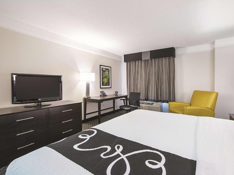 King Room with Roll-In Shower - Mobility Accessible/Non-Smoking image 2