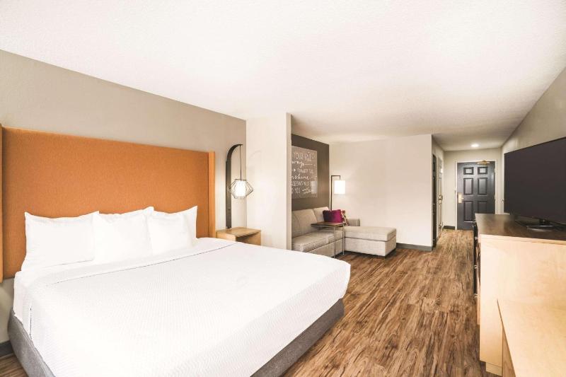 King Room with Roll-in Shower - Mobility Access/Non-Smoking image 1