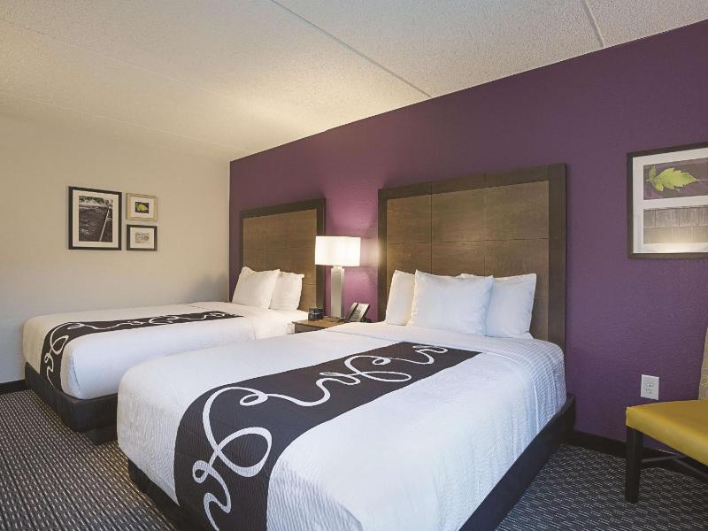 Queen Room with Two Queen Beds image 3