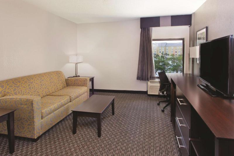 La Quinta Inn & Suites by Wyndham Charleston Riverview - image 16