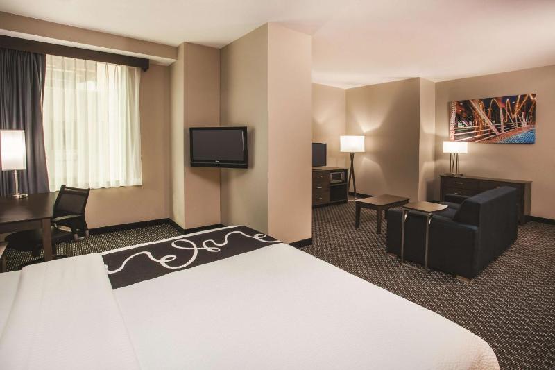 King Suite - Non-Smoking image 3