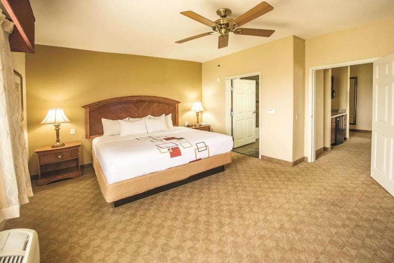Two-Room King Suite with Balcony and Lake View - 2nd Floor image 1