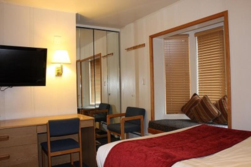 Standard Double Room image 3
