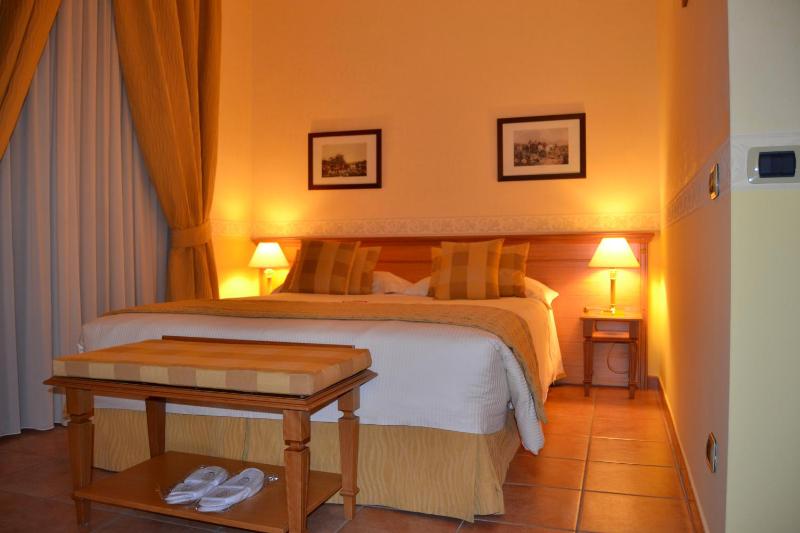 Standard Double Room image 4