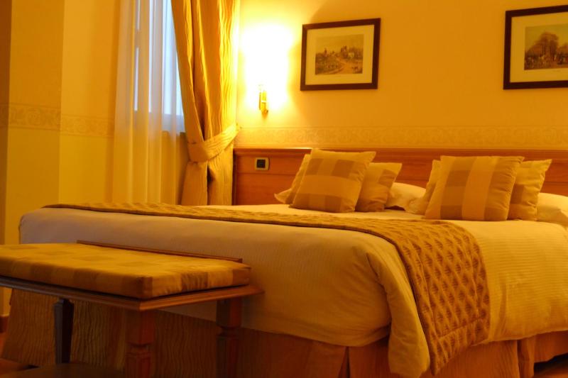 Deluxe Double Room image 4