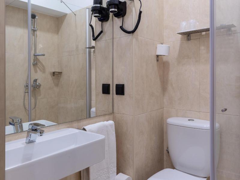 Standard Double Room image 3