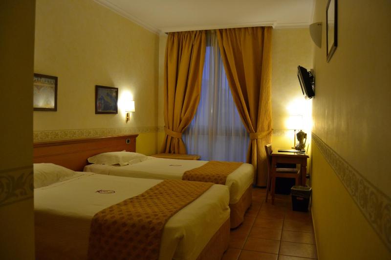 Deluxe Twin Room image 4