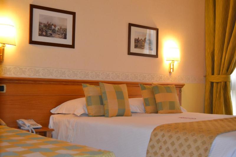 Deluxe Triple Room image 3