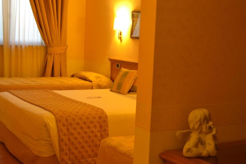 Deluxe Quadruple Room image 1