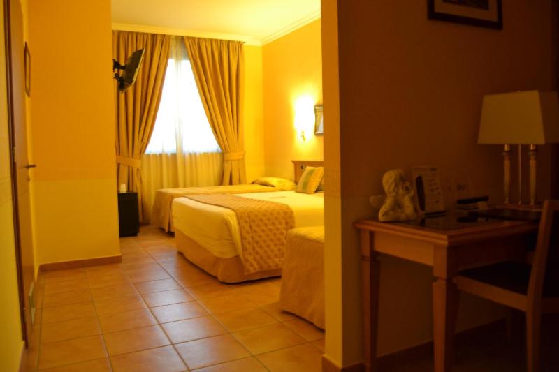 Deluxe Quadruple Room image 4