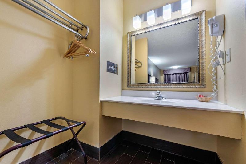 Queen Room with Two Queen Beds - Non-Smoking image 4