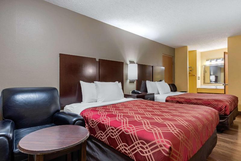 Queen Room with Two Queen Beds - Non-Smoking image 3