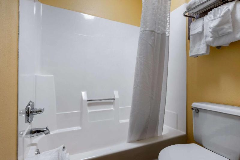 Double Room with Two Double Beds - Smoking image 2