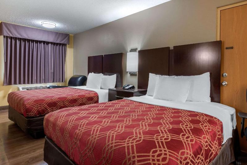 Queen Room with Two Queen Beds - Non-Smoking image 2