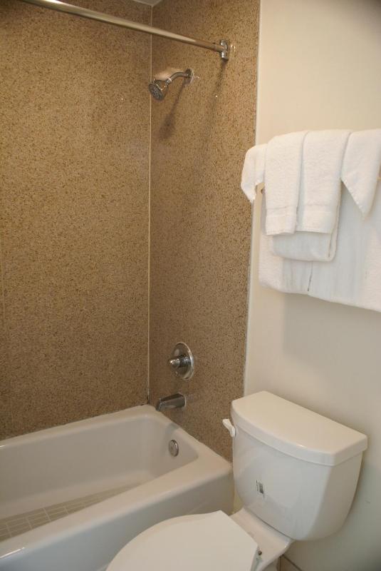 Standard King Room image 3