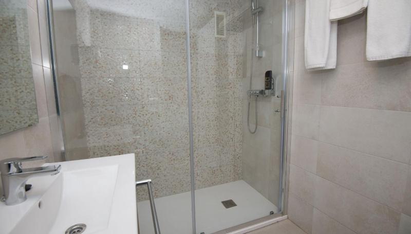 Single Room image 3