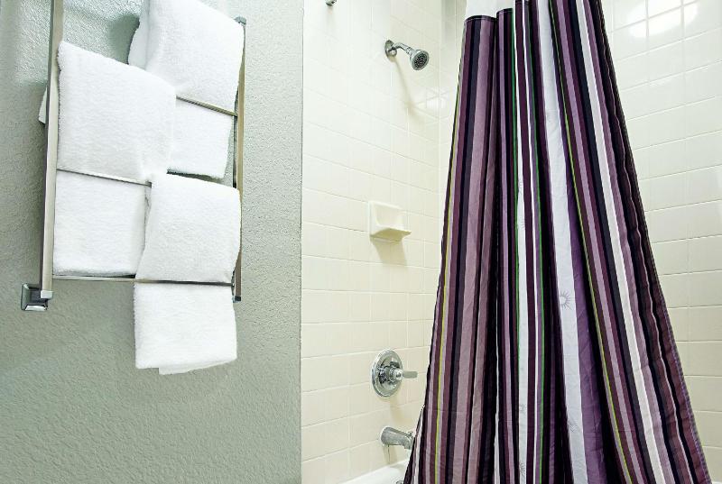 Double Room with Two Double Beds and Bath Tub - Mobility Accessible/Non-Smoking image 4