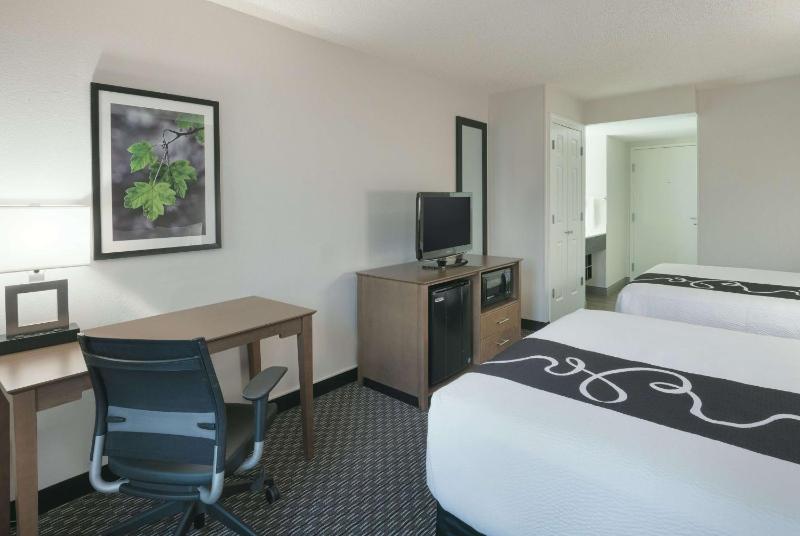 Deluxe Room with Two Queen Beds image 4